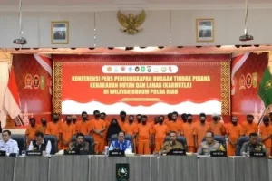 Konferensi pers pengungkapan tindak pidana Karhutla, yang digelar di Balai Serindit, Jalan Diponegoro, Pekanbaru, Selasa (22/7/2025).