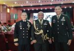 Sebanyak 157 perwira siswa dari berbagai negara, termasuk dua perwira TNI, berhasil menyelesaikan program Defence and Strategic Studies Course (DSSC) yang diselenggarakan oleh National Defence University (NDU) People’s Liberation Army (PLA) di Beijing, Tiongkok.Beijing, 23 Juli 2025