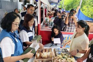 Direktur FIFGROUP, Esther Sri Harjati (kedua dari kiri) bersama manajemen menunjukkan dukungan nyata kepada pelaku UMKM dengan berbelanja produk kuliner di booth Yoyo Bolen, salah satu UMKM binaan FIFGROUP dalam FIFestival Street Food 2025.