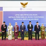 Gubernur Kepri Ansar Ahmad berfoto bersama pejabat baru dan lama Kepala Perwakilan Bank Indonesia Provinsi Kepri, dan Deputi Gubernur BI Juda Agung, Jumat (18/7/2025). (Sumber: Humas Perwakilan BI Kepri)