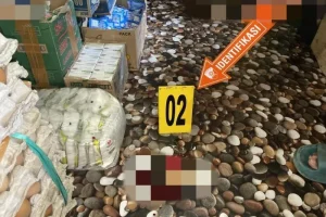 Seorang warga sipil bernama Joni Hendra tewas ditembak oleh anggota Kelompok Kriminal Bersenjata (KKB) saat sedang melayani pembeli di kios miliknya