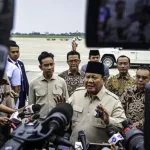 Presiden Prabowo menyampaikan keterangan pers kepada awak media di Pangkalan TNI AU Halim Perdanakusuma, Jakarta, pada Rabu, 16 Juli 2025. (Foto: BPMI Setpres) Read more: https://setkab.go.id/indonesia-as-sepakati-penurunan-tarif-presiden-prabowo-kita-lindungi-pekerja-dan-kepentingan-rakyat/