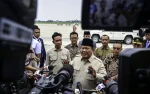 Presiden Prabowo menyampaikan keterangan pers kepada awak media di Pangkalan TNI AU Halim Perdanakusuma, Jakarta, pada Rabu, 16 Juli 2025. (Foto: BPMI Setpres) Read more: https://setkab.go.id/indonesia-as-sepakati-penurunan-tarif-presiden-prabowo-kita-lindungi-pekerja-dan-kepentingan-rakyat/