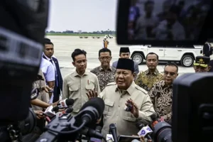 Presiden Prabowo menyampaikan keterangan pers kepada awak media di Pangkalan TNI AU Halim Perdanakusuma, Jakarta, pada Rabu, 16 Juli 2025. (Foto: BPMI Setpres) Read more: https://setkab.go.id/indonesia-as-sepakati-penurunan-tarif-presiden-prabowo-kita-lindungi-pekerja-dan-kepentingan-rakyat/