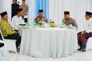 Kapolri Jenderal Listyo Sigit Prabowo melaksanakan kegiatan Sambang Petang di Pesantren Nurul Azhar, yang berada di bawah naungan Yayasan Tabung Wakaf Umat (YTWU), Pekanbaru, Riau.