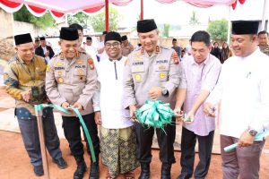 Ketua DPRD Provinsi Kepulauan Riau, H. Iman Sutiawan, bersama Kapolda Kepri Irjen Pol. Asep Safrudin, S.I.K., M.H., meresmikan fasilitas sanitasi dan mandi, cuci, kakus