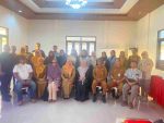 Bunda Weni juga menekankan pentingnya komunikasi dan koordinasi antarbidang untuk memperkuat peran Dekranasda dalam membina dan mengembangkan kerajinan daerah.