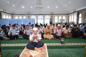 Keluarga besar Lanud Sultan Hasanuddin dengan antusias mengikuti ceramah Parenting Series yang disampaikan oleh Ustadz Yosi Al Muzanni, S.S., di Hanggar Skadron Udara 5 Lanud Sultan Hasanuddin, Kamis (24/7/2025).
