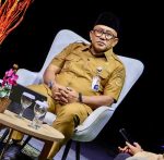 Jika tahun 2024 hanya dua stel yang diberikan, tahun ini jumlahnya ditingkatkan menjadi empat stel, yaitu seragam OSIS, batik, olahraga, dan pakaian kurung Melayu.