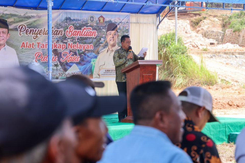 Gubernur Ansar Ahmad mengumumkan rencana pembangunan Aula Pondok Pesantren Nurul Iman.Rabu (30/7/2025)