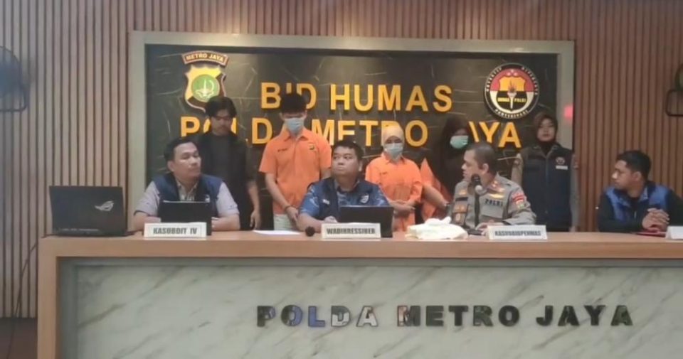 Direktorat Reserse Siber Polda Metro Jaya berhasil mengungkap kasus penipuan dengan modus love scamming melalui media sosial. Tiga orang pelaku berinisial ORM, R, dan ABD telah diamankan oleh petugas, sementara satu pelaku lainnya berinisial A masih dalam pengejaran.Senin (23/6/2025).