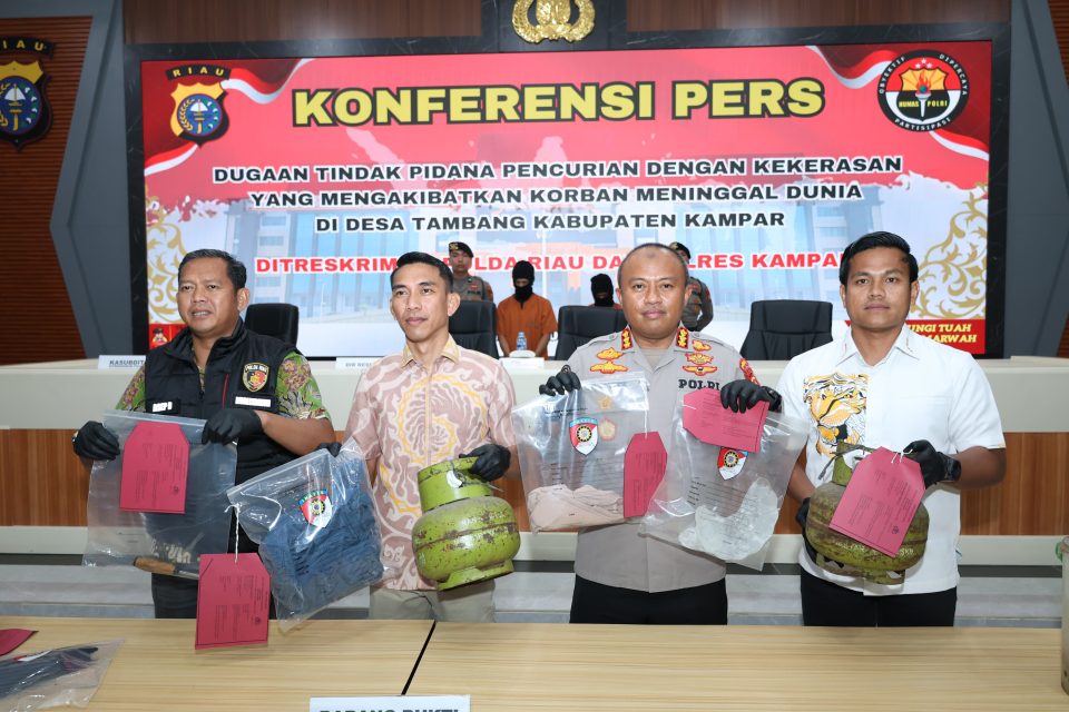 Kepolisian Daerah (Polda) Riau menggelar konferensi pers terkait pengungkapan kasus pencurian dengan kekerasan yang mengakibatkan korban meninggal dunia.Jumat (4/7/2025).