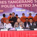 Konferensi pers dipimpin langsung oleh Kapolres Tangerang Selatan AKBP Victor D.H. Inkiriwang, didampingi Forkopimda Kota Tangerang Selatan, termasuk Wali Kota Benyamin Davnie, Kajari Apsari Dewi, dan Dandim 0506 Tangerang Kolonel Inf. Ary Sutrisno.