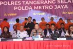 Konferensi pers dipimpin langsung oleh Kapolres Tangerang Selatan AKBP Victor D.H. Inkiriwang, didampingi Forkopimda Kota Tangerang Selatan, termasuk Wali Kota Benyamin Davnie, Kajari Apsari Dewi, dan Dandim 0506 Tangerang Kolonel Inf. Ary Sutrisno.