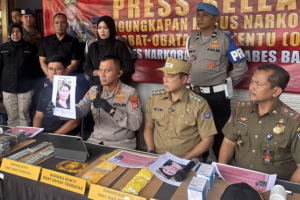 Satuan Reserse Narkoba Polrestabes Bandung mengungkap peredaran obat keras terlarang dalam jumlah besar, sebanyak 1.271.700 butir obat-obatan berbagai jenis berhasil disita dalam penggerebekan sebuah rumah yang dijadikan gudang penyimpanan di Komplek Mekar Wangi, Kota Bandung, pada Minggu (27/7).