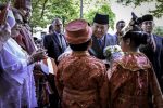Presiden Republik Indonesia, Prabowo Subianto, tiba di Paris pada Sabtu malam, 13 Juli 2025, dalam rangka memenuhi undangan sebagai tamu kehormatan pada Bastille Day. (Foto: BPMI Setpres) Read more: https://setkab.go.id/senyum-bunga-dan-bendera-sambutan-diaspora-untuk-presiden-prabowo-di-paris/