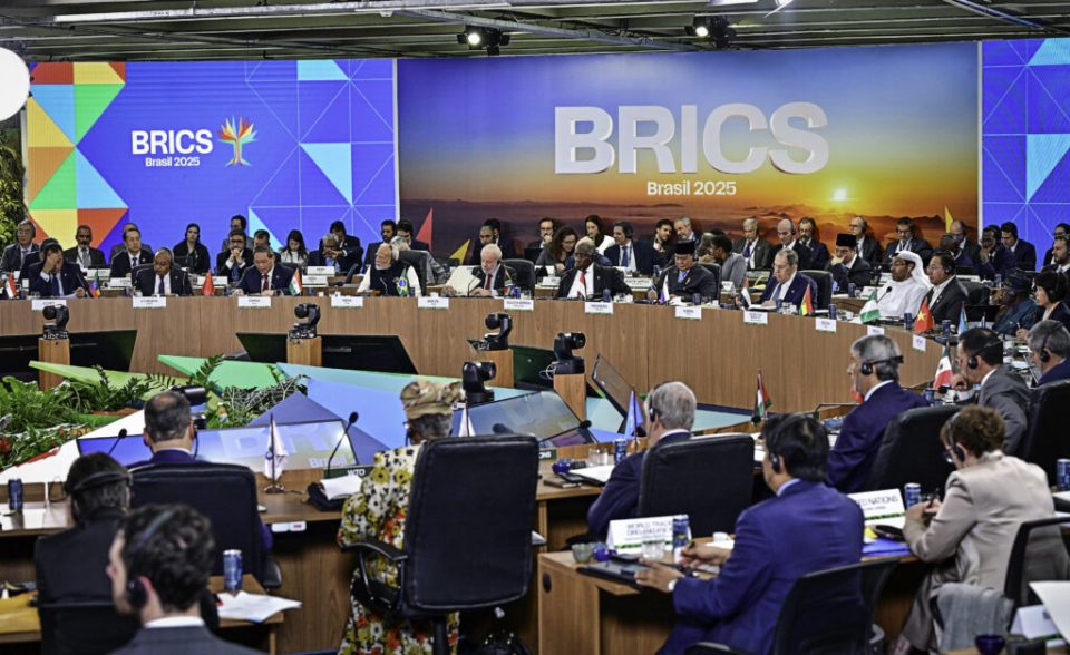 Presiden Republik Indonesia, Prabowo Subianto, menghadiri sesi pleno Konferensi Tingkat Tinggi (KTT) BRICS 2025 yang digelar di Museum of Modern Art (MAM), Rio de Janeiro, Brasil, pada Minggu, 6 Juli 2025. (Foto: BPMI Setpres) Read more: https://setkab.go.id/presiden-prabowo-dorong-brics-jadi-motor-kerja-sama-ekonomi-selatan-global/