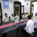 Presiden Republik Indonesia, Prabowo Subianto, melakukan kunjungan ke kediaman Presiden ke-7 RI Joko Widodo (Jokowi), di Sumber, Kota Surakarta, Provinsi Jawa Tengah, pada Minggu, 20 Juli 2025. (Foto: BPMI Setpres) Read more: https://setkab.go.id/kehadiran-indonesia-kian-diakui-presiden-prabowo-diterima-hangat-para-pemimpin-dunia/