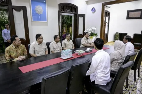 Presiden Republik Indonesia, Prabowo Subianto, melakukan kunjungan ke kediaman Presiden ke-7 RI Joko Widodo (Jokowi), di Sumber, Kota Surakarta, Provinsi Jawa Tengah, pada Minggu, 20 Juli 2025. (Foto: BPMI Setpres)Read more: https://setkab.go.id/kehadiran-indonesia-kian-diakui-presiden-prabowo-diterima-hangat-para-pemimpin-dunia/