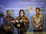 Menteri Keuangan (Menkeu) Sri Mulyani usai rapat menyampaikan keterangan pers kepada awak media di Istana Merdeka, Jakarta, pada Selasa, 22 Juli 2025. (Foto: BPMI Setpres) Read more: https://setkab.go.id/presiden-prabowo-tegaskan-pentingnya-deregulasi-dan-belanja-tepat-sasaran/