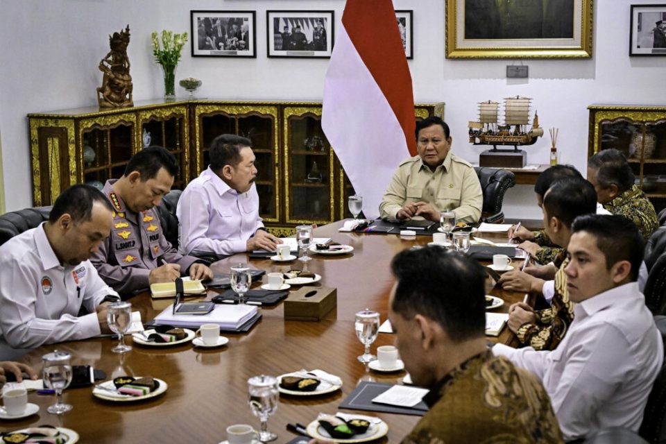 Presiden Prabowo Subianto memimpin rapat terbatas bersama sejumlah Menteri Kabinet Merah Putih di Istana Merdeka, Jakarta, pada Rabu, 30 Juli 2025. (Foto: BPMI Setpres)