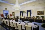 Presiden Prabowo Subianto memimpin rapat terbatas (ratas) membahas perkembangan Kawasan Ekonomi Khusus (KEK) bersama jajaran Kabinet Merah Putih di Istana Merdeka, Jakarta, Selasa (22/7/2025).