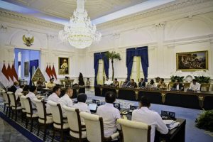 Presiden Prabowo Subianto memimpin rapat terbatas (ratas) membahas perkembangan Kawasan Ekonomi Khusus (KEK) bersama jajaran Kabinet Merah Putih di Istana Merdeka, Jakarta, Selasa (22/7/2025).