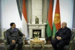 Presiden Republik Indonesia, Prabowo Subianto, singgah sejenak di Republik Belarus dan menggelar pertemuan hangat dengan Presiden Republik Belarus, Aleksandr Lukashenko, pada Selasa, 15 Juli 2025. (Foto: BelTa) Read more: https://setkab.go.id/bertemu-presiden-lukashenko-di-ozyorny-presiden-prabowo-bahas-kerja-sama-komoditas-strategis/