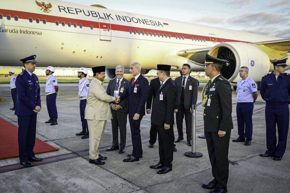 Presiden Republik Indonesia Prabowo Subianto tiba di Air Base Galeão, Rio de Janeiro, Brasil, pada Sabtu pagi, 5 Juli 2025. (Foto: BPMI Setpres) Read more: https://setkab.go.id/tiba-di-rio-de-janeiro-untuk-hadiri-ktt-brics-presiden-prabowo-disambut-upacara-kehormatan-militer/