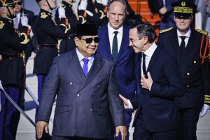 Presiden Republik Indonesia, Prabowo Subianto, tiba di Paris, Prancis pada Minggu, 13 Juli 2025, pukul 18.35 waktu setempat. (Foto: BPMI Setpres) Read more: https://setkab.go.id/disambut-jajar-kehormatan-presiden-prabowo-tiba-di-paris-untuk-hadiri-bastille-day/