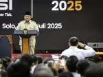 Presiden Prabowo Subianto menyampaikan sambutannya pada Kongres PSI 2025 yang digelar di Edutorium Universitas Muhammadiyah Surakarta, Jawa Tengah, Minggu malam, 20 Juli 2025. (Foto: BPMI Setpres) Read more: https://setkab.go.id/presiden-prabowo-investasi-tembus-target-program-makan-bergizi-diapresiasi-dunia/