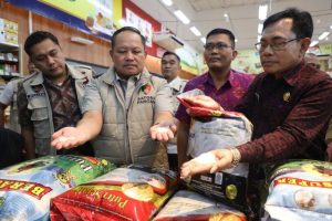 Tim Satuan Tugas (Satgas) Pangan Direktorat Reserse Kriminal Khusus (Ditreskrimsus) Polda Bali menggelar inspeksi mendadak (sidak) terhadap dugaan peredaran beras oplosan di sejumlah lokasi di Kota Denpasar, Selasa (22/7).