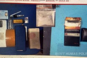 Paket sabu dibungkus plastik klip bening, dibalut tisu, dan dilapisi lakban warna kuning serta biru