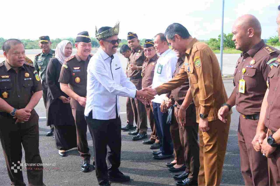 Sekretaris Daerah Kota Tanjungpinang, Zulhidayat, S.Hut, menghadiri agenda penjemputan Wakil Jaksa Agung Republik Indonesia, Prof. Dr. Asep N. Mulyana, S.H., M.Hum., di Ruang VIP Bandara Raja Haji Fisabilillah (RHF) Tanjungpinang, Senin (28/07/2025).