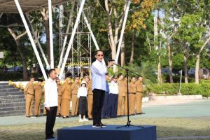 Wali Kota Batam, Amsakar Achmad, memimpin apel gabungan awal bulan yang diikuti seluruh jajaran Organisasi Perangkat Daerah (OPD) Pemerintah Kota Batam di Dataran Engku Putri, Batam Center, Senin (7/7/2025).