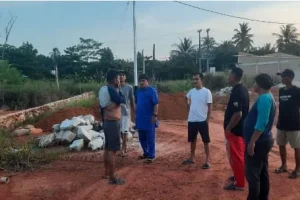 Warga Puspan Dari Protes Penimbunan Proyek Osela yang Diduga Tanpa Izin