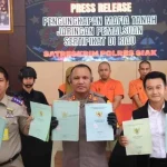 Satreskrim Polres Siak menangkap tiga orang yang terlibat dalam sindikat pemalsuan sertifikat tanah.