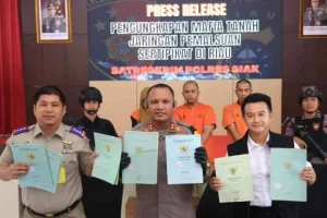 Satreskrim Polres Siak menangkap tiga orang yang terlibat dalam sindikat pemalsuan sertifikat tanah.