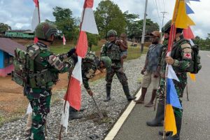 Sejak awal Agustus, bendera Merah Putih tampak berkibar di depan rumah warga, pos keamanan, hingga fasilitas umum, menciptakan panorama sarat makna kebangsaan.