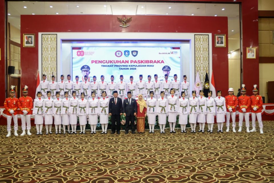 Gubernur Kepri Ansar Ahmad bersama Wakil Gubernur Nyanyang Haris Pratamura beserta istri berfoto bersama Paskibraka Kepri 2025 yang dikukuhkan.