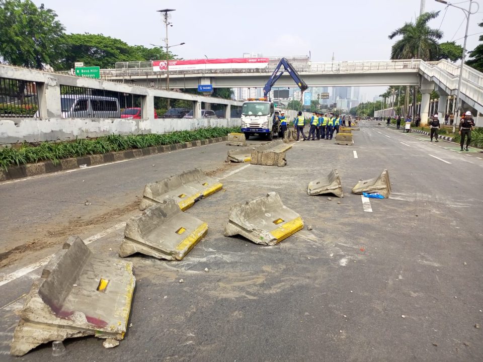 Aksi unjuk rasa di depan Gedung DPR/MPR RI, Jakarta Pusat, Senin (25/8), diwarnai tindakan anarkis oleh sebagian massa. Jakarta, 25 Agustus 2025