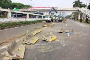 Aksi unjuk rasa di depan Gedung DPR/MPR RI, Jakarta Pusat, Senin (25/8), diwarnai tindakan anarkis oleh sebagian massa. Jakarta, 25 Agustus 2025