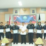 Kepala Badan Narkotika Nasional Provinsi (BNNP) Sulawesi Selatan, Brigjen Pol. Drs. Budi Sajidin, M.Si., memberikan penghargaan kepada 55 personel Bea Cukai