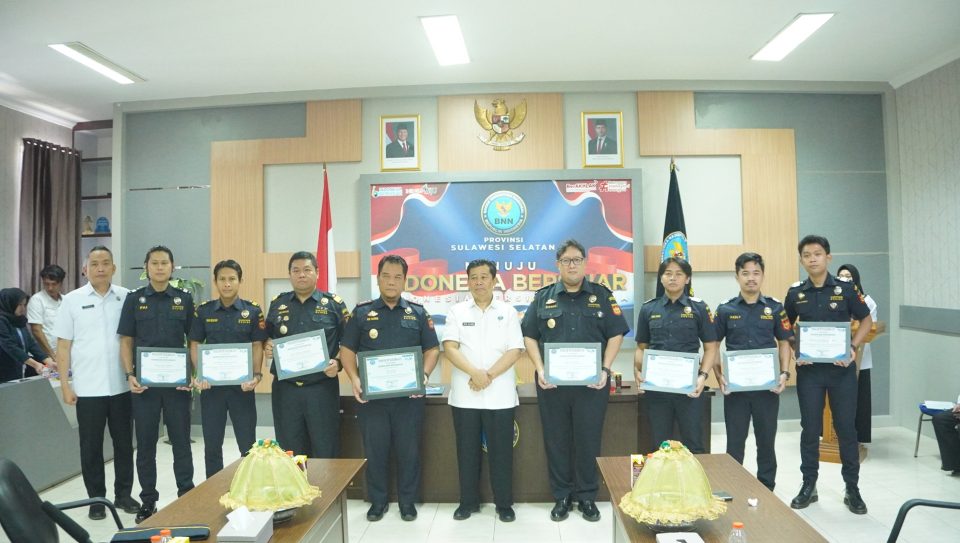 Kepala Badan Narkotika Nasional Provinsi (BNNP) Sulawesi Selatan, Brigjen Pol. Drs. Budi Sajidin, M.Si., memberikan penghargaan kepada 55 personel Bea Cukai