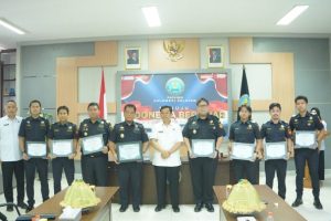 Kepala Badan Narkotika Nasional Provinsi (BNNP) Sulawesi Selatan, Brigjen Pol. Drs. Budi Sajidin, M.Si., memberikan penghargaan kepada 55 personel Bea Cukai