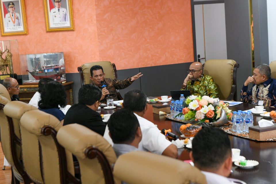 Gubernur Kepri Ansar Ahmad memimpin rakor bersama pemangku kepentingan untuk mempersiapkan operational penerbangan Internasional regular di Kantor Gubernur, Dompak, Rabu (13/8/2025).
