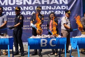 Bea Cukai Banjarmasin bersama Kantor Wilayah (Kanwil) Bea Cukai Kalimantan Bagian Selatan (Kalbagsel) memusnahkan barang hasil penindakan kepabeanan dan cukai senilai Rp1,9 miliar, Kamis (14/8). Barang-barang ilegal tersebut merupakan hasil operasi sejak Oktober 2024 hingga April 2025.