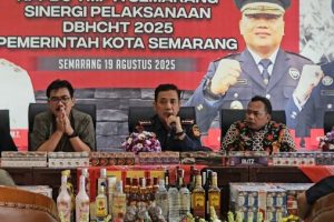 Bea Cukai Semarang bersama Pemerintah Kota Semarang memusnahkan lebih dari 7 juta batang rokok ilegal dan 9 ribu liter minuman mengandung etil alkohol (MMEA) ilegal di Halaman Balai Kota Semarang, Selasa (19/8).