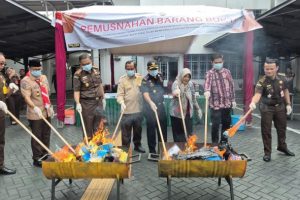 Kepala Kantor Bea Cukai Tanjungpinang, Joko Pri Sukmono, menghadiri kegiatan Pemusnahan Barang Bukti Tindak Pidana Umum dan Tindak Pidana Khusus Tahun 2025