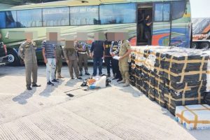 Upaya pemberantasan peredaran rokok ilegal kembali membuahkan hasil. Bea Cukai Tegal bersama Satpol PP Kabupaten Pemalang berhasil menggagalkan pengiriman 672.000 batang rokok ilegal di Rest Area 319B, Kecamatan Ampelgading, Pemalang, pada Selasa (29/7/2025).